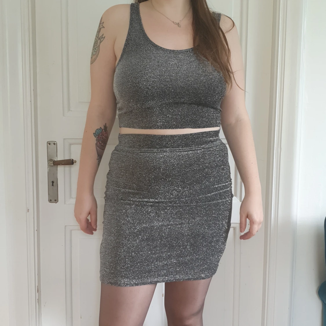 Nytt Silverglittrigt set i två delar. L kjol och M top