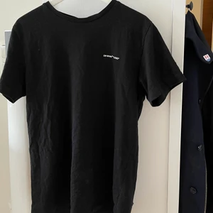 Off white logo tshirt - Väldigt bra skick. Nypris ca 2500-3000kr. Strlk S. Djur o rökfritt hem.