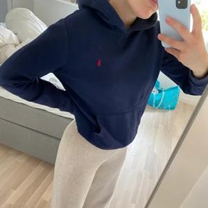 Blå Ralph lauren hoodie - Blå Ralph lauren hoodie killmodell, barnstorlek 14-16 år men skulle säga att den passar XS-liten S. (Jag är S). Super fin, lite nopprig på vissa ställen men inget som syns. 200 kr + 66 kr frakt 
