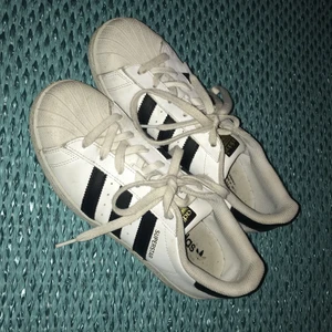 Adidas Superstar skor i fint skick storl 39 1/2 - Adidasskor säljes i fint begagnat skick.