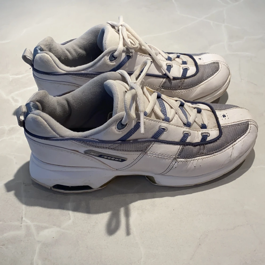 Vitgråa Reebok skor