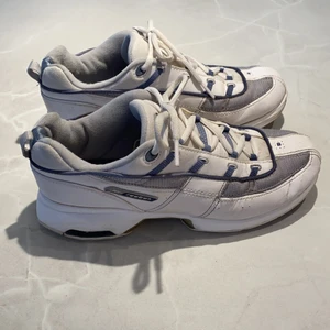 Vitgråa Reebok skor - Snygga och sköna Reebok skor! Kan mötas upp i Karlskrona annars står köparen för frakt:)