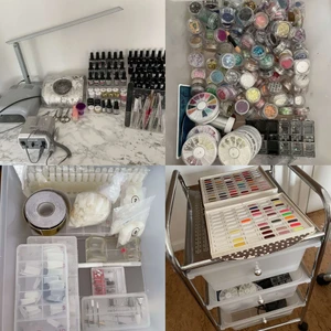 Nagelsaker - SÄLJER ALLT PÅ BILDERNA, bordet, vagnen med lådorna, lampa, UV lampa, fläkt, el fil, gele, färger, glitter, tillbehör och mycket mer osv. Skriv om du vill ha ALLT,  säljer inget separat.