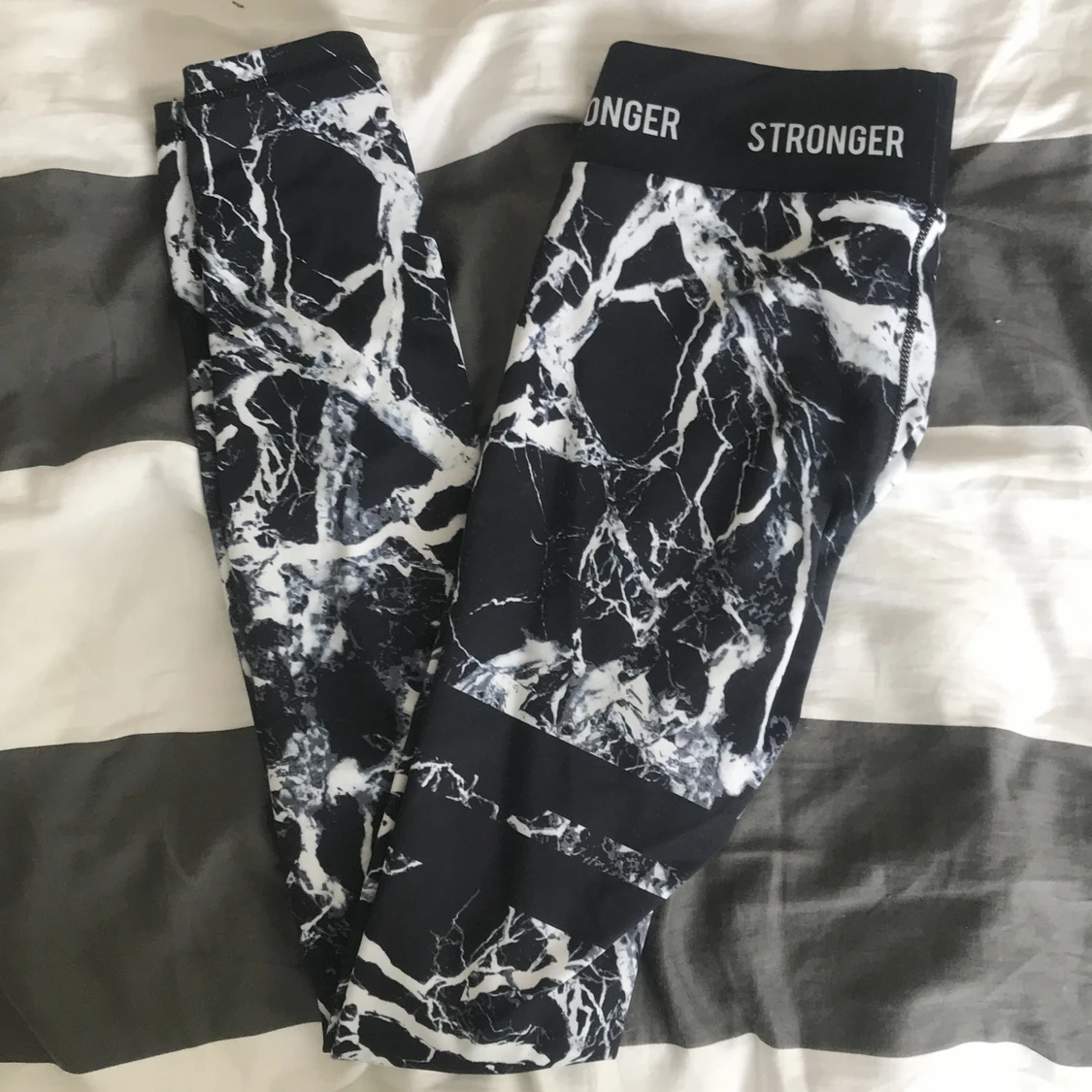träningsbyxor från Stronger 