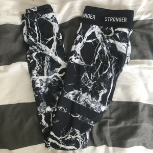 träningsbyxor från Stronger  - suuuperfina & sköna träningsbyxor från Stronger, helt slutsålda överallt. Säls nu då dom tyvärr blivit lite små för mig. 250 kr,, nypris: 799 kr🤍🤍🤍