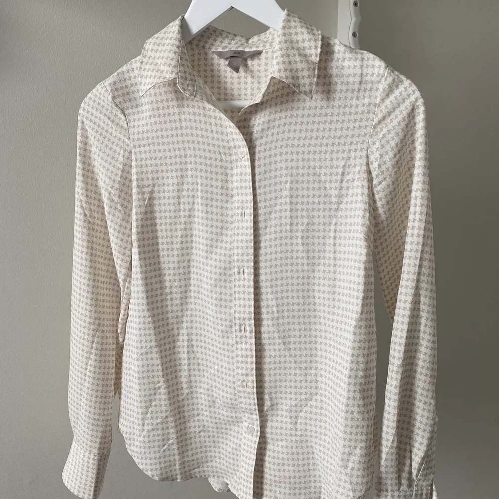 Snygg skjorta från H&M✨ (använd en gång) 45kr + frakt. Skjortor.