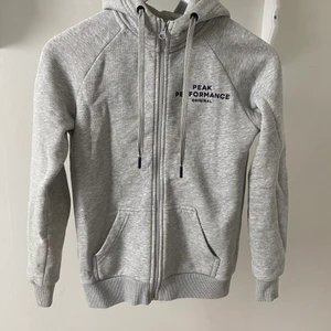 Peak Performance  - Säljer min gråa Peak Performance Hoodie i storlek XS✨ Bra skick, använd ett fåtal gånger💓 300kr + frakt