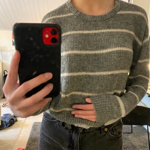 Randig stickad tröja - Grå och vitrandig stickad tröja, storlek S men skulle säga att den är rätt liten i storleken. Köparen står för frakt💓