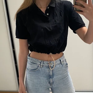 Cool tröja 🤘 - Väldigt fin tröja från Ralph Lauren köpt på Urban Outfitters! Bara använd en gång så den är i väldigt bra skick. Säljer eftersom den inte kommer till användning. Skulle säga att den passar XS-M då midjan är justerbar. Köpte den för ca 500kr. 