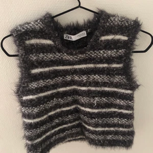 stickad väst!! - säljer denna stickade zara väst!! jättefin verkligen men känner tyvärr inte att den passa just mig💞💞