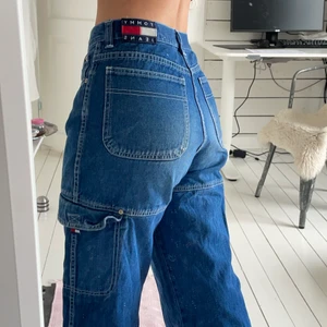 Tommy Hilfiger Jeans - Säljer mina thriftade Tommy Jeans då jag knappt använt dom sen jag köpte dom. Storlek 25/26 och slutar precis under naveln på mig🌟🌟