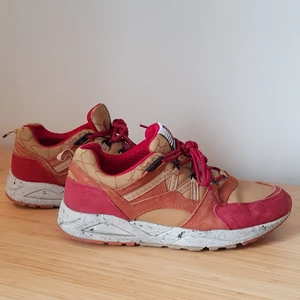 Karhu Fusion 2.0 sneaker strl 42 - I fräscht skick, endast använda en säsong. Längd på innersula är 268 mm. Ovandel i mocka och nubuck. 