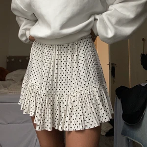 Kjol från zara - Super söt kjol från zara, använd 1 gång 🧸 storlek S men passar mig som är en XS o passar upp till M