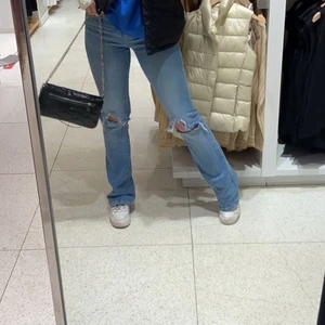 Lågmidjade boot cut jeans från zara - Fina lågmidjade jeans från zara, köp direkt för 200 kr eller bud
