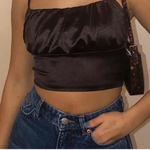 Topp - (Första bilden är lånad) Jättefin satin topp från shein. Aldrig använd så är i jättefint skick🖤 frakt ingår