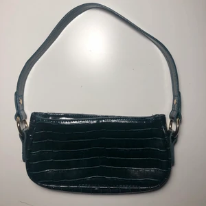 Väska - Grön minibag i nyskick! Väldigt söt nu till sommaren! Den är ändast använd en gång!! (Lägger ut igen då jag råkade ta bort den lol)💖💖