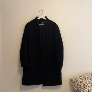 Svart kappa  - Svart kappa från STOCKH LM, snygg och stilren. Priset går att diskuteras vid intresse💕 önskas fler bilder kontakta mig! 