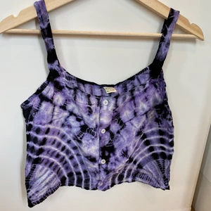 Tie-dye - Storlek: M, passar även S. Plaggets längd 43cm, 42cm bredd. Betalningsmetod: Swish. Frakt tillkommer postnord blå påse 45kr