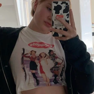 Clueless t-shirt  - Säljer denna trendiga t-shirten som nästan är oanvänd. Den är helt slutsåld och i storlek xs. Skulle dock också säga att den passar s. Man kan ha den vanlig eller sätta upp den som magtröja (se bild) säljer för 30kr
