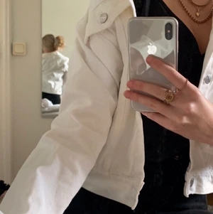 Jeansjacka - Vit jeansjacka från carlings, köpt för 500kr och nästan aldrig använd. Passar xs-s!