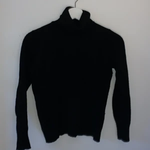 Svart polotröja  - En svart polotröja, aldrig använd från märket United Colors of benetton, storlek S -XS och är i Ull. Säljes för 200kr då nypris är runt 700kr