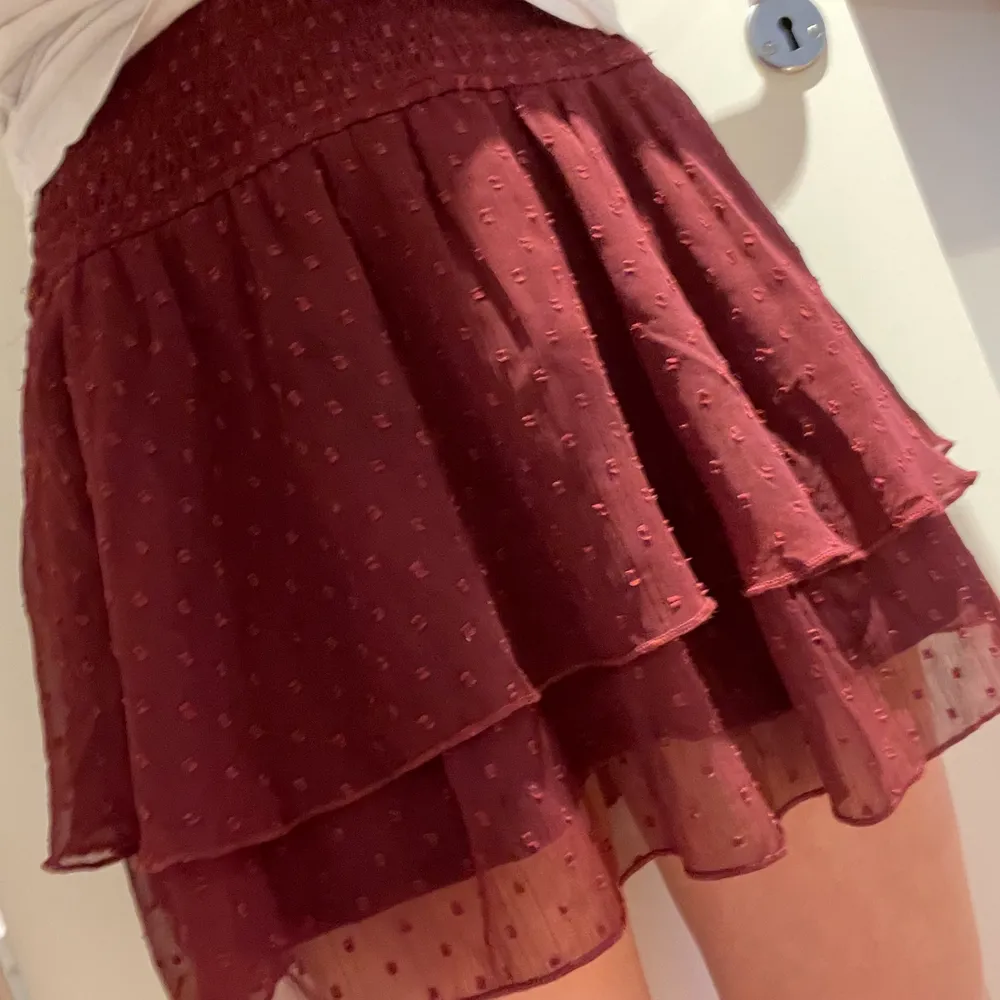 En vinröd kjol från bikbok. passar mig som är xs/s. Tror den passar xs-L då den är ganska uttänjbar. Lite högmidjad men det går att vika ner eller ha tröja över.. Kjolar.