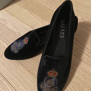 Helt nya Ralph Lauren skor med brodyr detaljer 