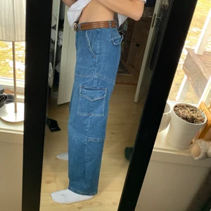 Jeans med fickor - Fetaste jeansen!! Säljes då dem inte kommer till användning hos mig🤷🏽‍♀️ jag är 1.76 cm lång och har jag dem högmidjat så blir dem lite korta på mig :)