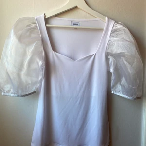 Topp med puffarm  - Aldrig använd i storlek S! 💕