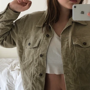 Manchesterjacka - En beige manchesterjacka i storlek L. På den andra bilden ser man bäst vilket färg den har i verkligheten. Skriv för fler bilder eller vid frågor!!🥂