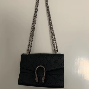 Liten axelremsväska - En liten fin axelremsväska som jag köpte i Turkiet. Använt endast en gång. 