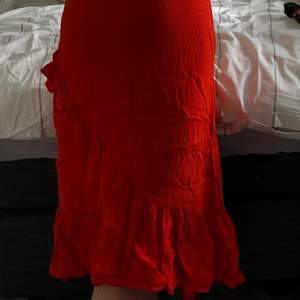 Jätte fin röd omlott kjol från hm. Storlek 36. Pm för fler bilder❣️