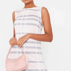 Helt ny isawitfirst klänning - Säljes pga lite kort för mig som är 170