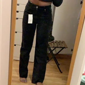 Wid leg jeans från zara  - Ett par snygg svarta Wide leg jeans från Zara. Jeansen är storlek 40 men passar också 38. Inte använda så är i bra skick!!, för mer info, skriv :)