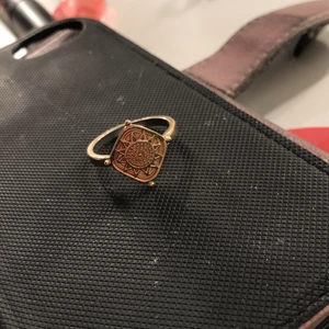 Guldring - Jöttefin guldring från ginatricot, säljer den då jag haft börjat använda silver istället !!