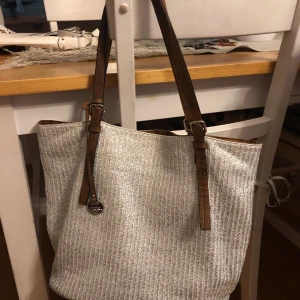 Ulrika design väska - Silver /brun helt ny nypris 1200
