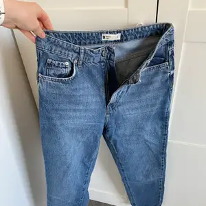 Ett par oanvända (endast prövade) mom jeans från Gina tricot. Stl 36