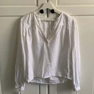 Vit blus strl S - Söt vit blus från H&M! Använt ett fåtal gånger men är i bra skick. Det enda ”felet” är att det finns en fläck på ena änden av ärmen och på andra sidan saknas en ”toffs” men är inget man märker alls!💘 Säljer för 75kr, köparen betalar för frakten också!