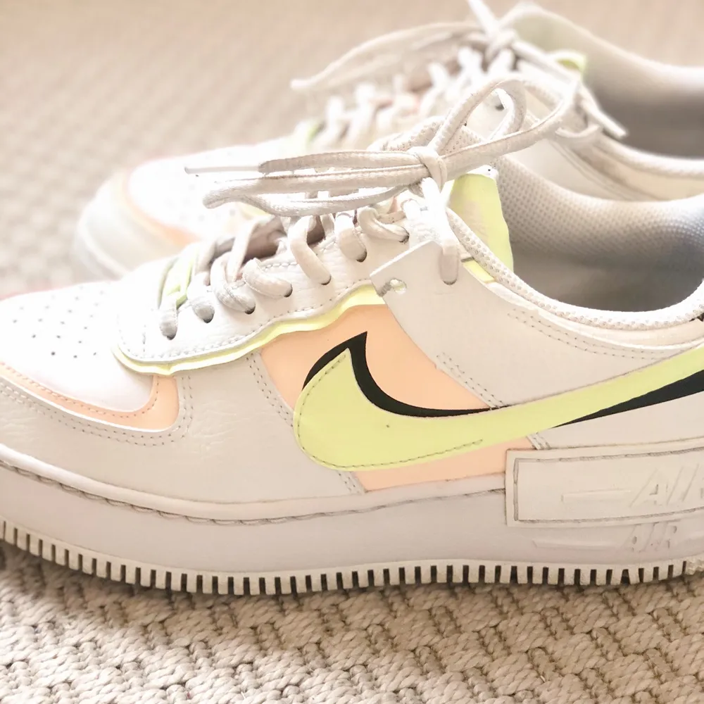 Säljer dessa Nike Air Force 1 Shadow i storlek 40 (Nikes storlekar är generellt mindre). Innermåttet är 25,5 cm. Använda, men i bra skick. Enda skavanken är att den ena flärpen för skosnöret har gått sönder på vänstra skon (se bild 3).. Skor.