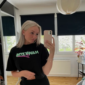 Fet t-shirt från H&M - As snygg topp från H&M i strl XS. Använd ca 3 gånger. Boxig modell 💕✨ Köparen står för frakt!!!!