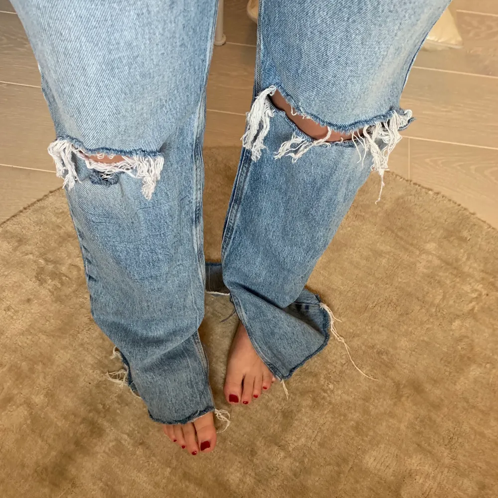 Dehär snygga slits - jeansen från Zara i storlek 38 säljer jag. Bra skick och snygga hål på båda knäna. Ganska långa jag är 1.65 men passar bra med skor till, går bra att klippa av om man vill det. 😍. Jeans & Byxor.