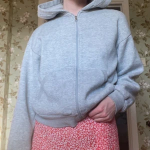 Grå zip hoodie - Säljer denna. Snörena är uttagna men kan sätta in innan det skickas. Strl 36. Köpare står för frakt