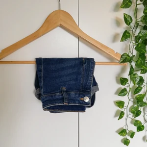 Shorts - Jag säljer dessa shorts på grund av att de sitter för tajt. Storleken är 38 men den sitter som en 34/36. Har använd dessa ett antal få gånger. Köparen står för frakten! 📦 (Priset visas exkl. fraktkostnaden)