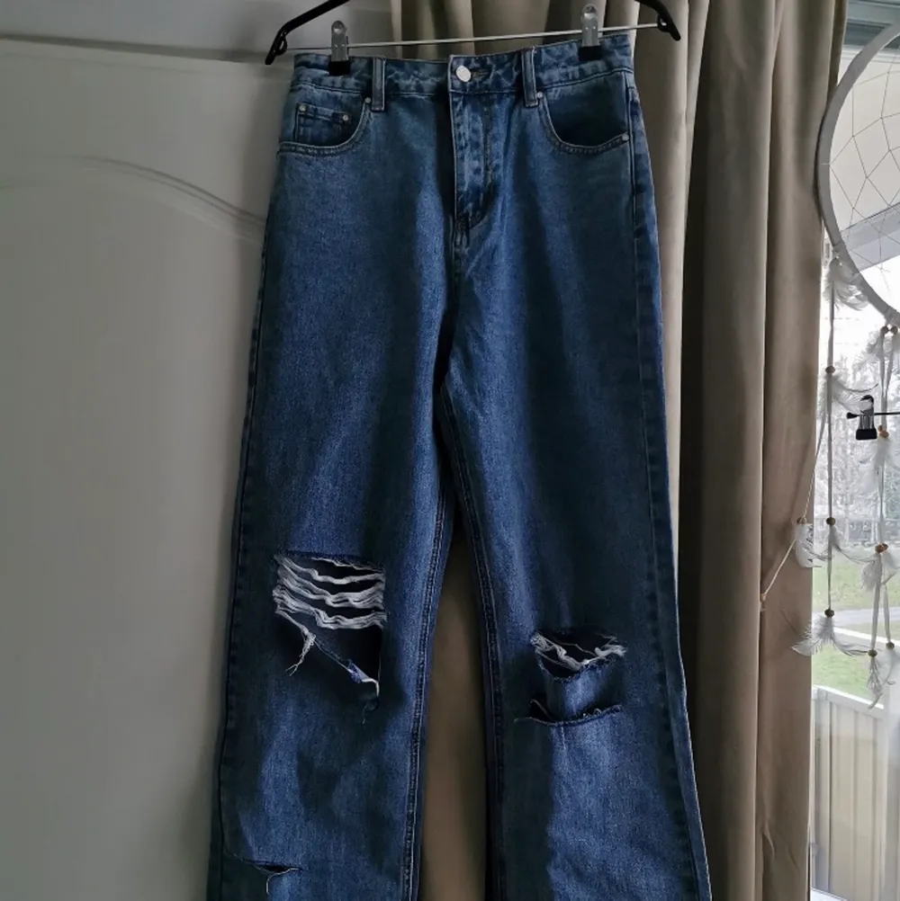 Helt nya högmidjade blåa jeans med hål på knäna. Är från Shabby Chic på Boohoo. 28 tum i midjan. Meddela om ni vill ha fler bilder/har frågor<3. Jeans & Byxor.