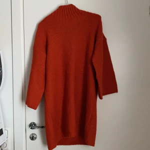 Stickad poloklänning - En röd skitmysig stickad poloklänning!! Köpt secondhand men tyvärr lite för liten för mig