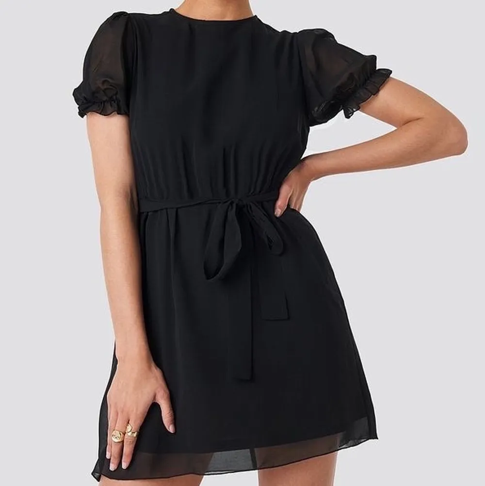 Så snygg och helt slutsåld klänning från NAKD. Perfekt till sommaren 😍 strl 40 men är liten i strl, så skulle säga att den är som en 36:a❤️ frakt står köparen för 🚚. Klänningar.