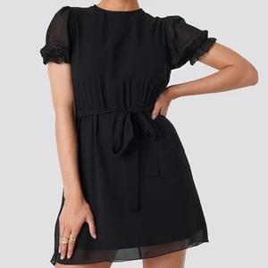 Svart klänning  - Så snygg och helt slutsåld klänning från NAKD. Perfekt till sommaren 😍 strl 40 men är liten i strl, så skulle säga att den är som en 36:a❤️ frakt står köparen för 🚚