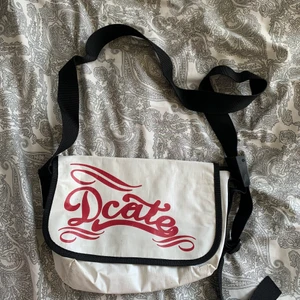 Vit väska  - Säljer den för att har inte användning av den längre 🥰 kan mötas upp i stklm men även kanske frakta 