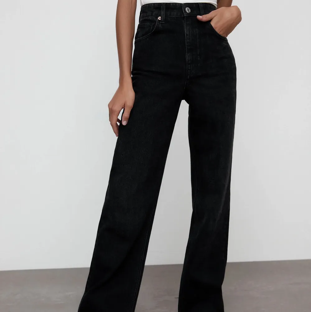 säljer mina super snygga full lenght jeans från zara. Fråga gärna om fler bilder!😊 Säljer för 300 +frakt❤️ (pris kan diskuteras). Jeans & Byxor.