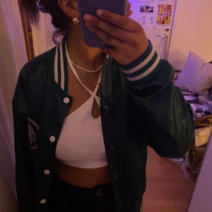 Collagejacka - Riktigt ball mörkgrön collage-jacka från Junkyard⚡️😁